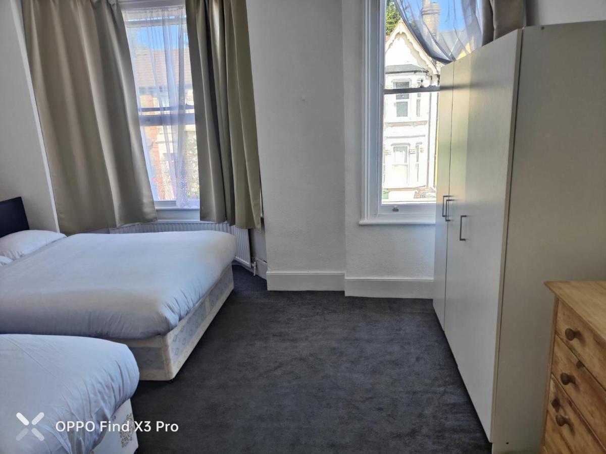 East London 2 Bedroom Apartment Экстерьер фото